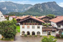 Urlaubszuhause im zweiten Stock mit zwei Balkonen und traumhaftem Blick auf die Berge. Einkaufsmöglichkeiten, Restaurants und Wanderwege sind fußläufig erreichbar.